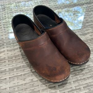 Sanita Women's Professional Oil Closed Leather Clog Antique Brown Size 38